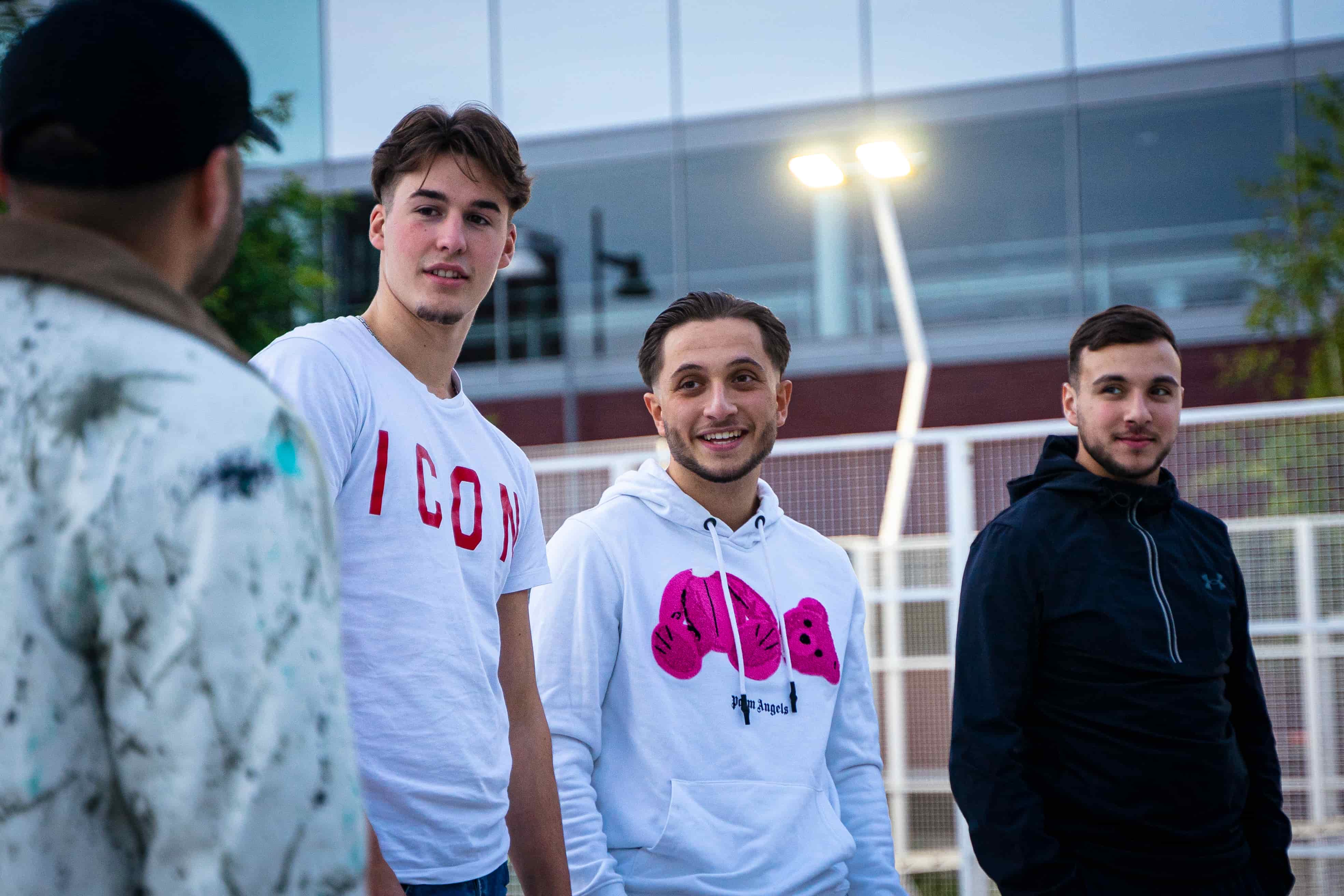 Foto van lachende jonge mannen